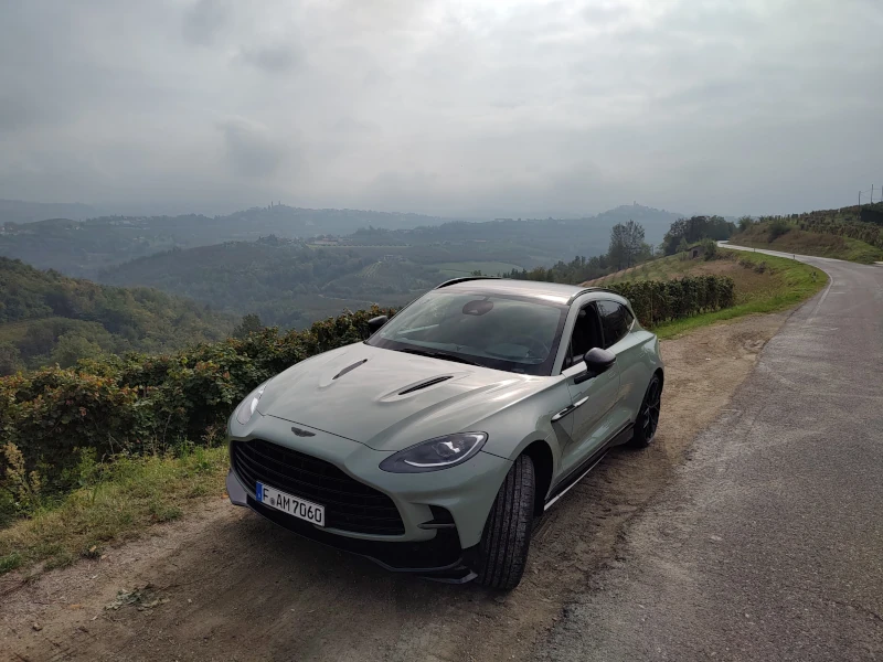 prova su strada aston martin dbx 707